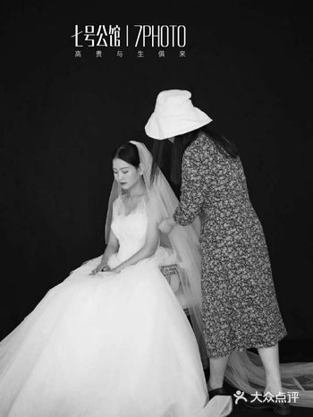 一套婚纱照里总有几张黑白的  黑白照是以人物为主渲染