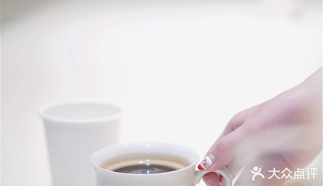 洞穴式纯白咖啡店｜滤镜我要的白是温柔的白