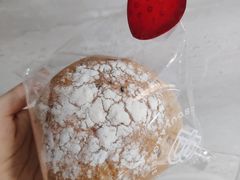草莓奶油芝士面包-巴黎贝甜(开发区安盛店)