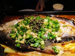 碧绿青椒芒果鱼-夯鱼烤鱼·尔滨地标美食(保健路店)