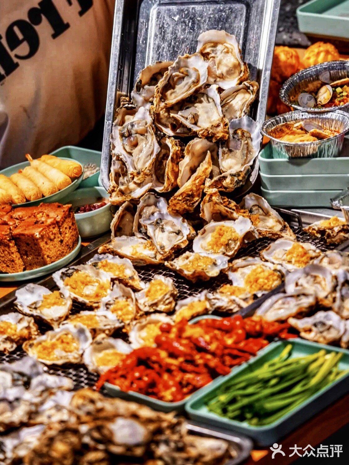 吃自助令人快乐的事 当然还有吃不尽的甜点、饮品