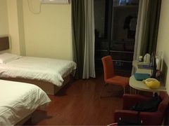 -莫泰酒店(上海虹桥北新泾地铁站天山路店)