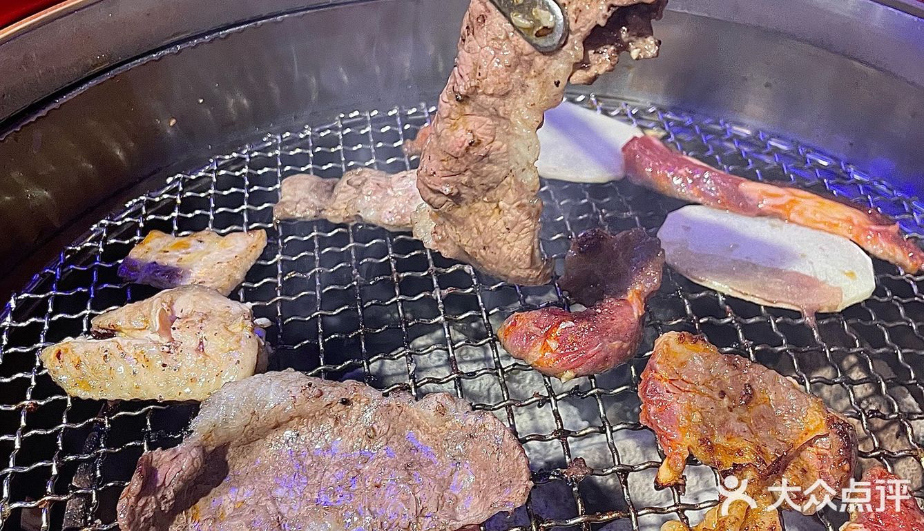 夏季夜生活最大的快乐就是下班后和小姐妹去吃烤肉！