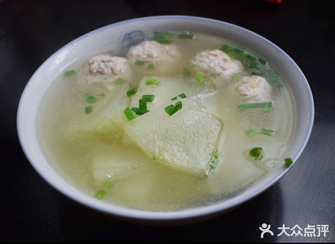 冬瓜丸子汤是一道美味可口的名菜