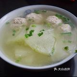 冬瓜丸子汤是一道美味可口的名菜