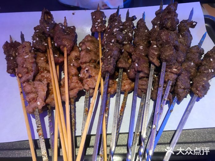 燥次·烧烤酒场(万象城店)燥次筋神牛肉串图片