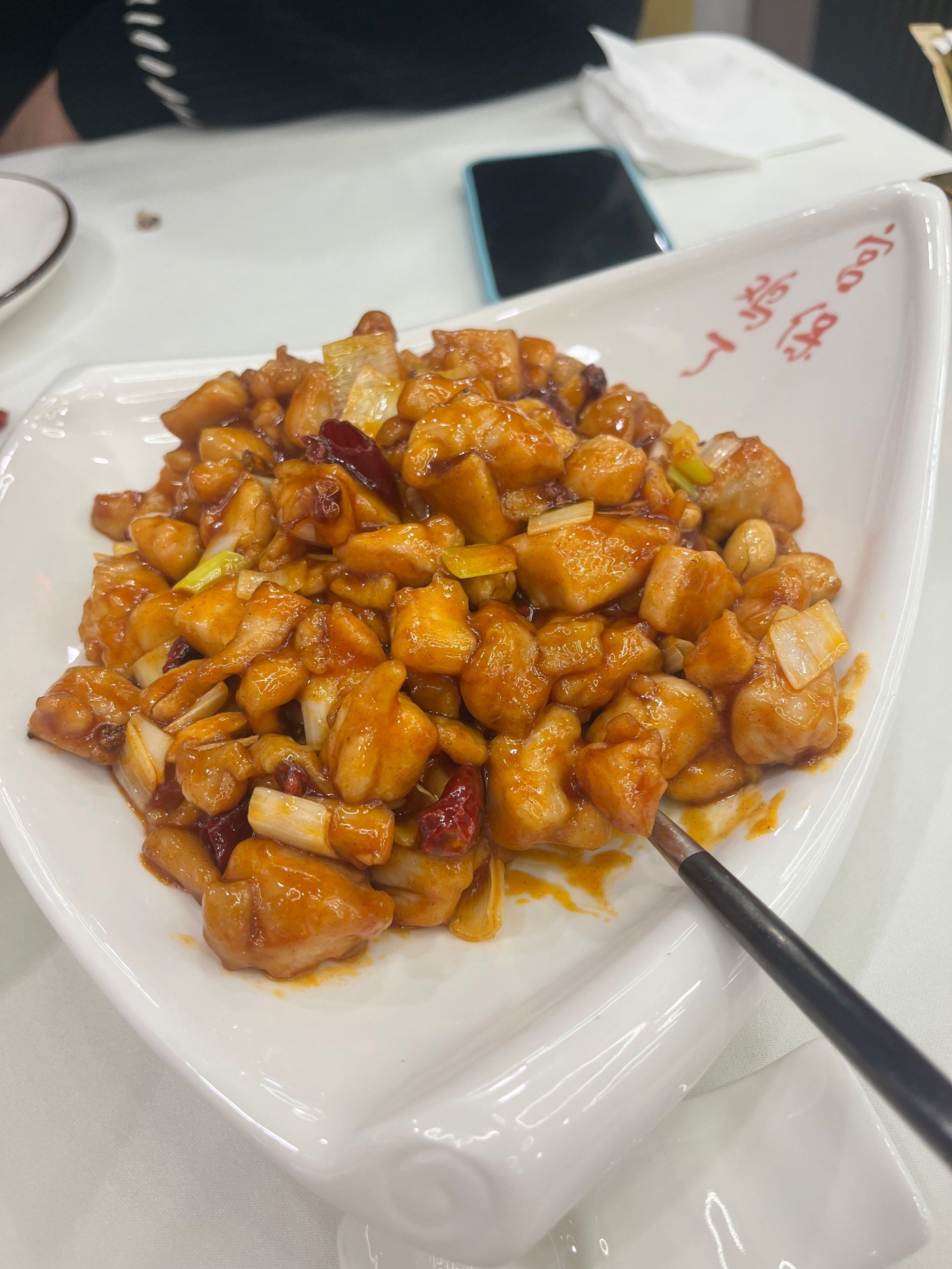 峨眉酒家的宫保鸡丁太好吃了～分为普通版和精品版,果仁不一样,但都