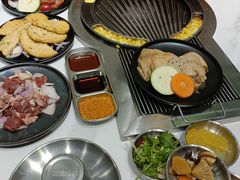 -山野的朋友露营炭火烤肉