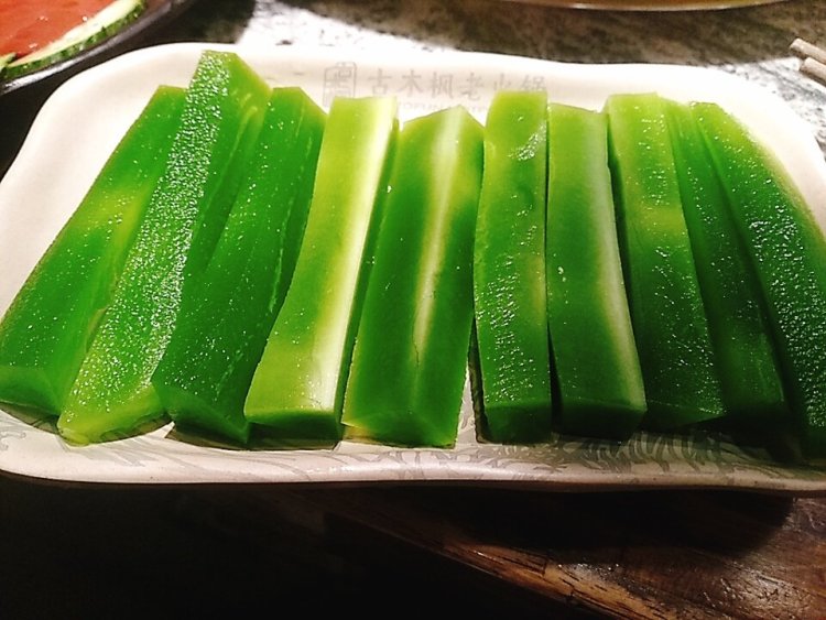 【莴笋条】: 烫火锅莴笋条一直是我的最爱, 碧绿清香却并不吸辣, 很