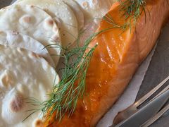 烟熏三文鱼配烤饺子皮和芥末籽酱-BOR Eatery(安福路店)