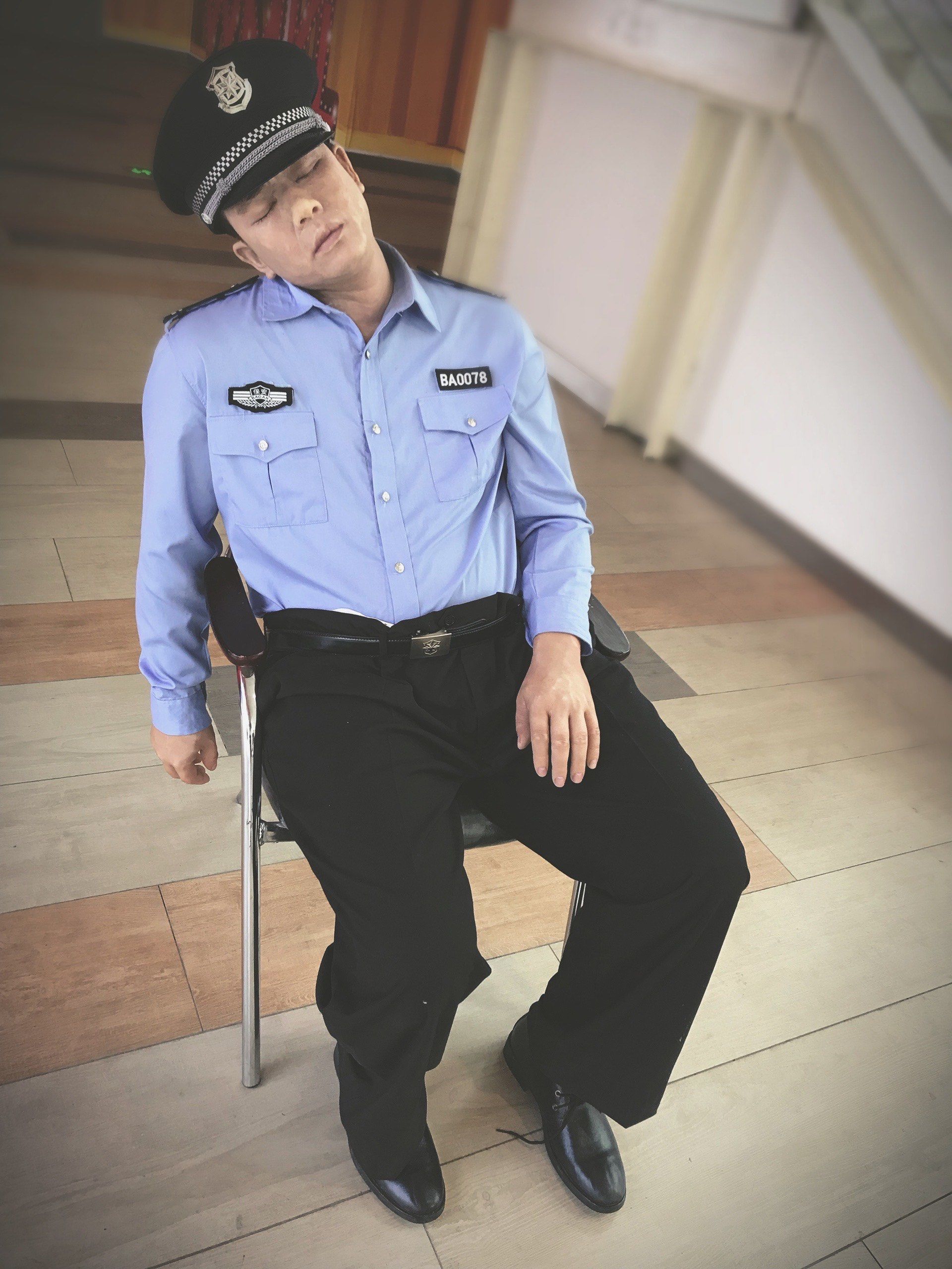 你看看这保安懒不懒👀