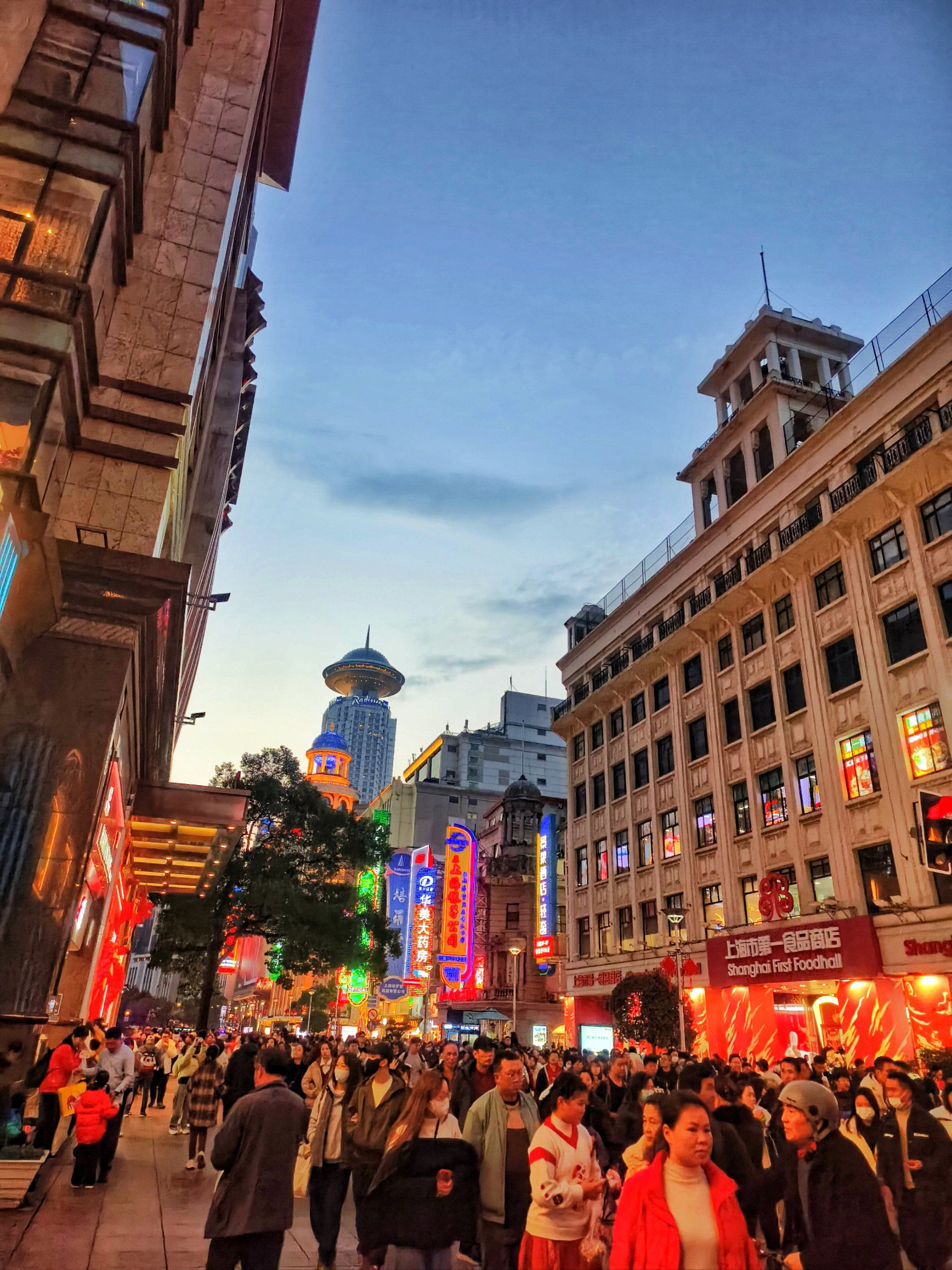 📍看夜景街区还得是南京东路步行街啊~
在这里每天都是人潮汹涌