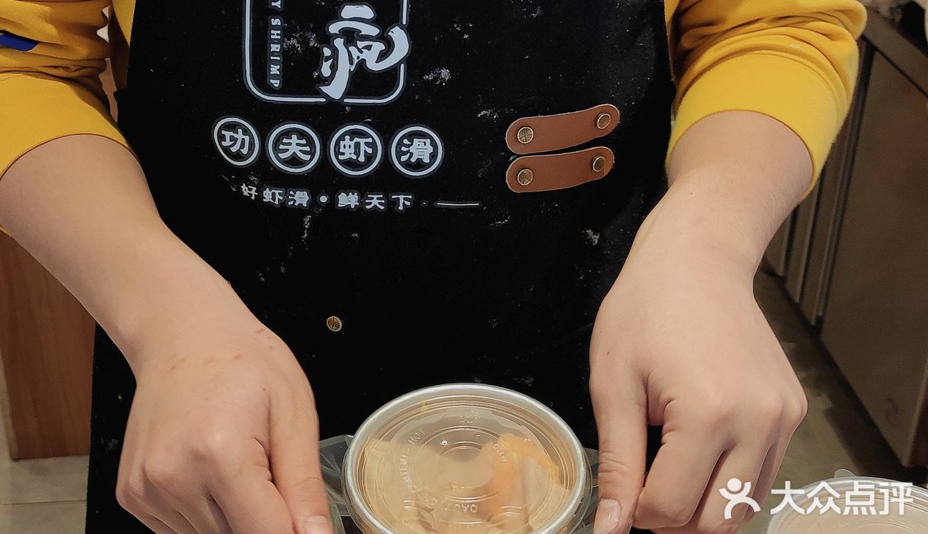 谁说火锅店才能吃到虾滑，来虾三疯就能走着吃