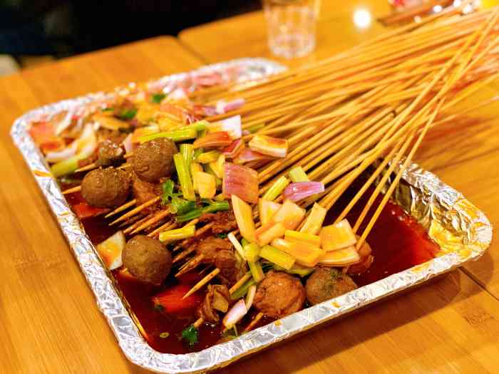 老油子特色油卤串串香-"工作日时间去的,店里没有客人,显得有些凄.