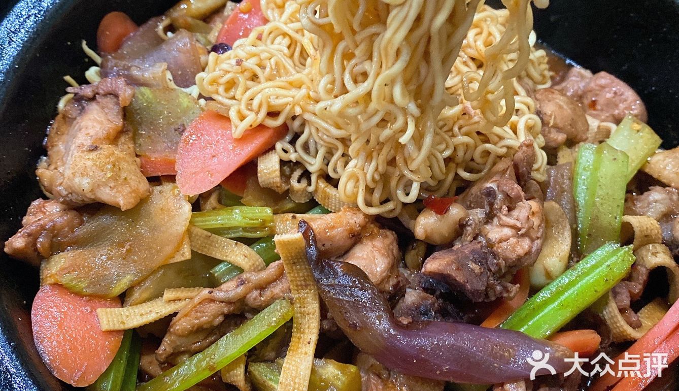 慕名而来，馋了很久的鸡公煲