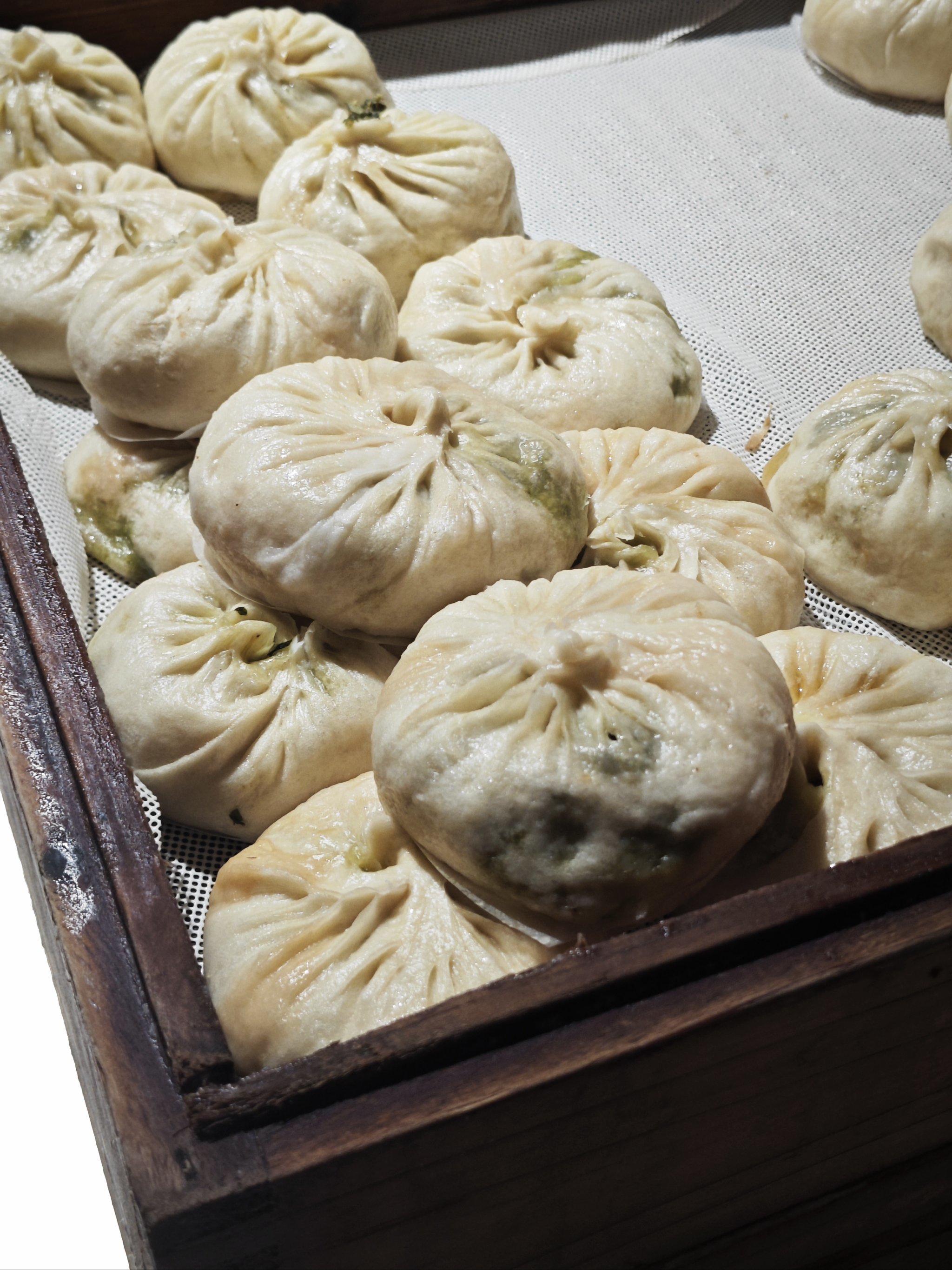 大爷大妈排队十个十个抢的老面大包子