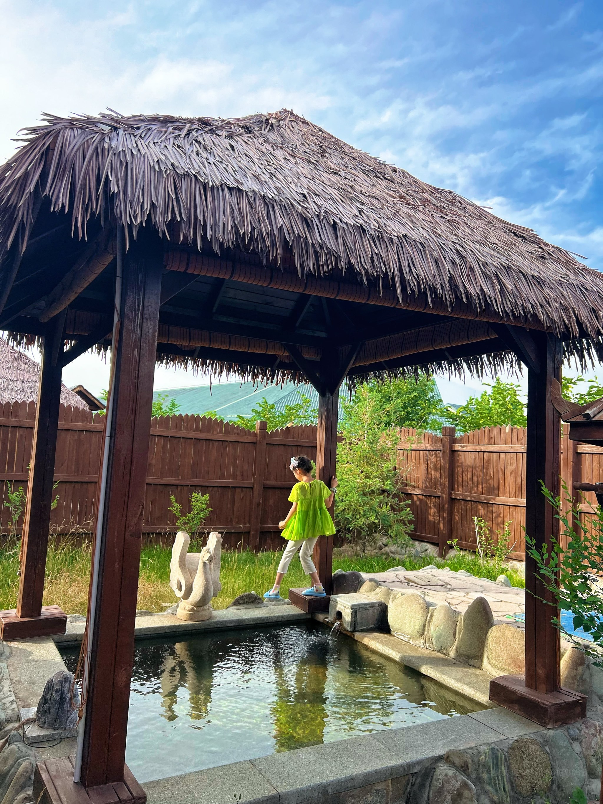 据说温泉是地底下300还是3000米抽上来的