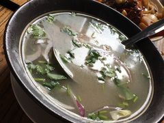 阿里家羊肉汤-阿里家·新疆烤肉酒場 by MIG