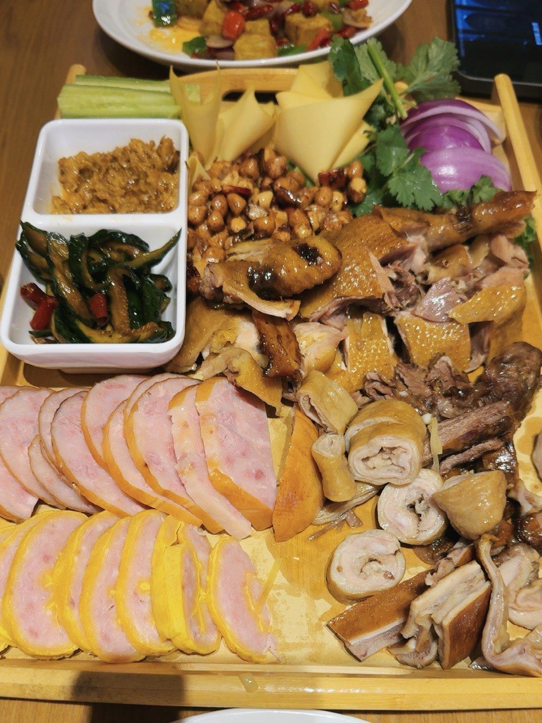 熏酱大拼盘合适,今天和朋友来味道不错服务周到