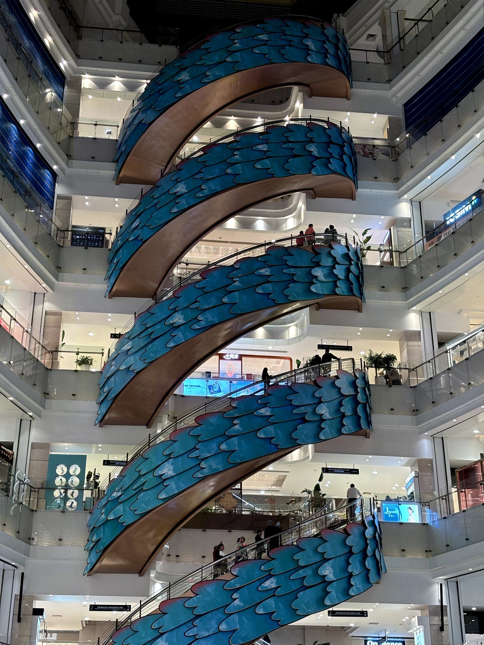 人潮涌动的螺旋扶梯