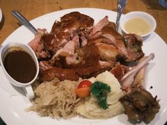 烤猪肘配酸菜土豆泥-兰特伯爵西餐厅·啤酒屋(方庄店)