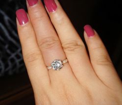 晚上自拍的 灯光有点黄-威德钻石-克拉钻大本营(南京东路店)