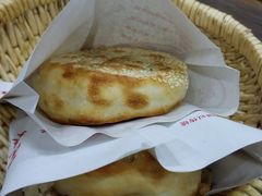 芝麻烧饼-穆得·老周家牛肉烧饼(普利街店)
