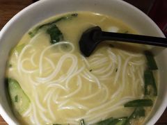 酸汤米线-茶花妹子云南餐厅(传媒大学店)