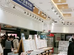 -美式眼镜·授权蔡司.依视路.尼康.豪雅.明月(人民广场店)