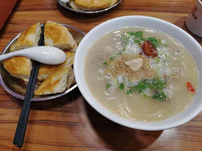 向阳羊汤(亲贤店"感觉一般,一直纠结点羊杂还是羊肉汤,最后.