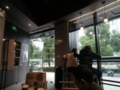靠窗位-瑞幸咖啡(怡富广场店)