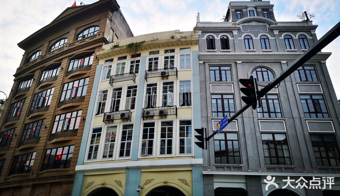 赞记这家店的东西比其他地方贵一些，嗯