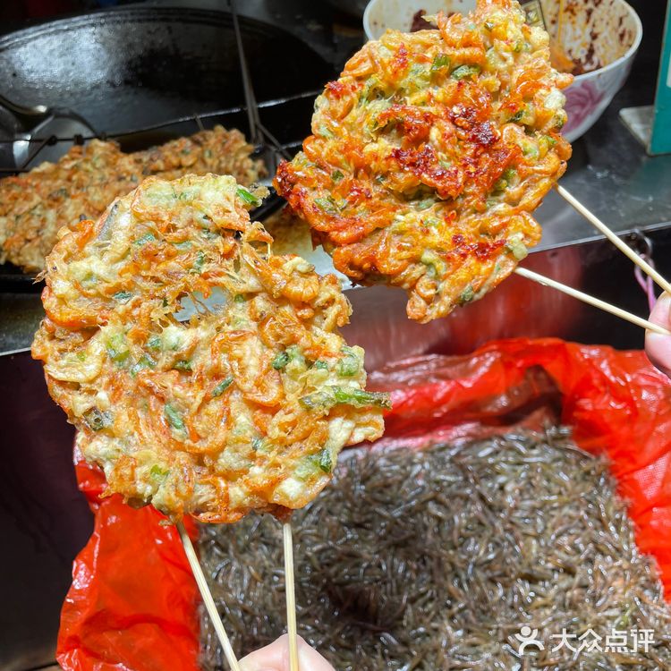 湖南凤凰古城这里的虾饼还真不赖啊！鲜虾还在跳啊跳！
