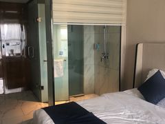 -红方格精致酒店(泸州金融中心万象汇店)