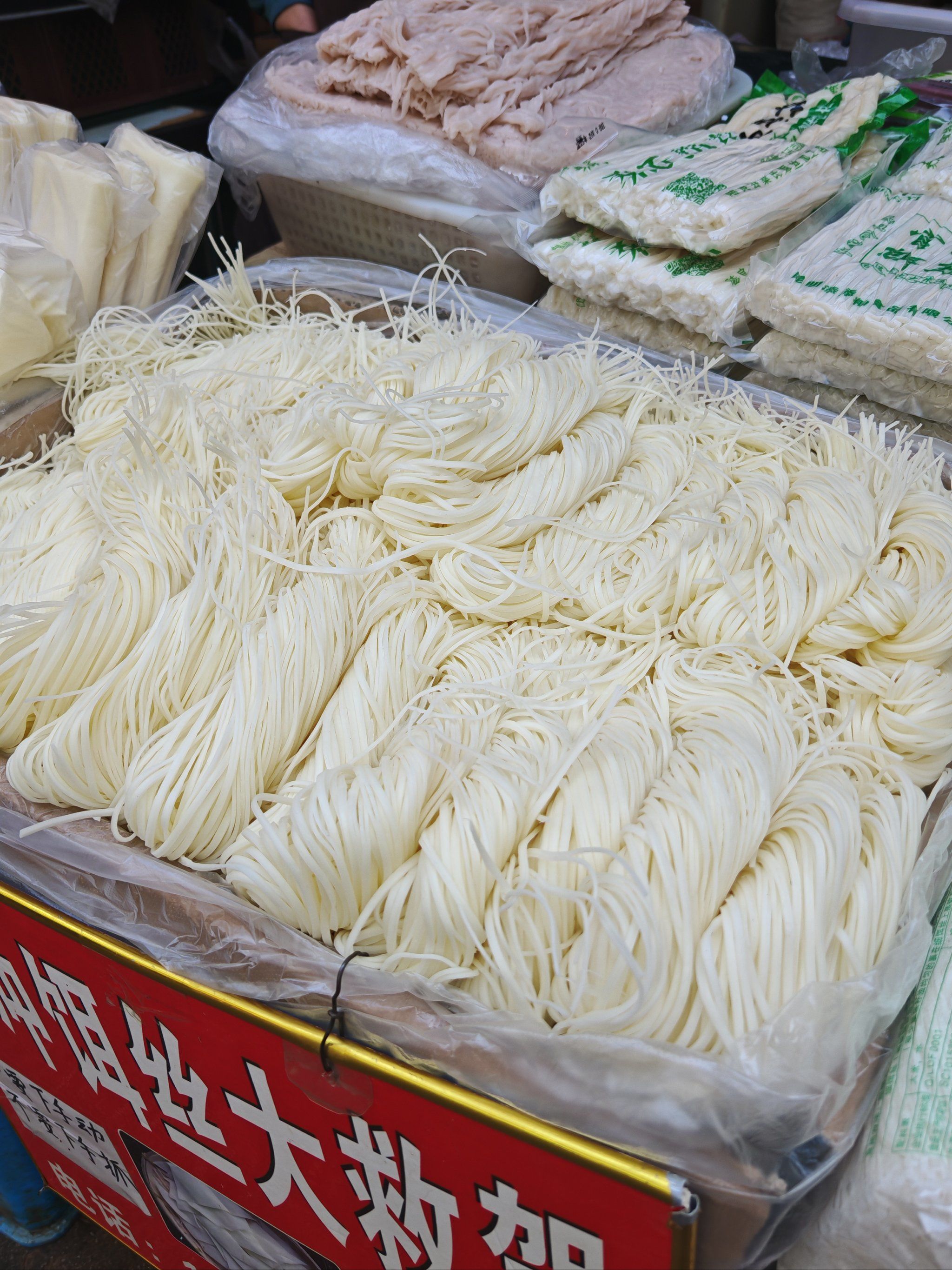 琳琅满目,一个字鲜
当地人比较朴实,介绍产品很真诚
吃了豆花米线