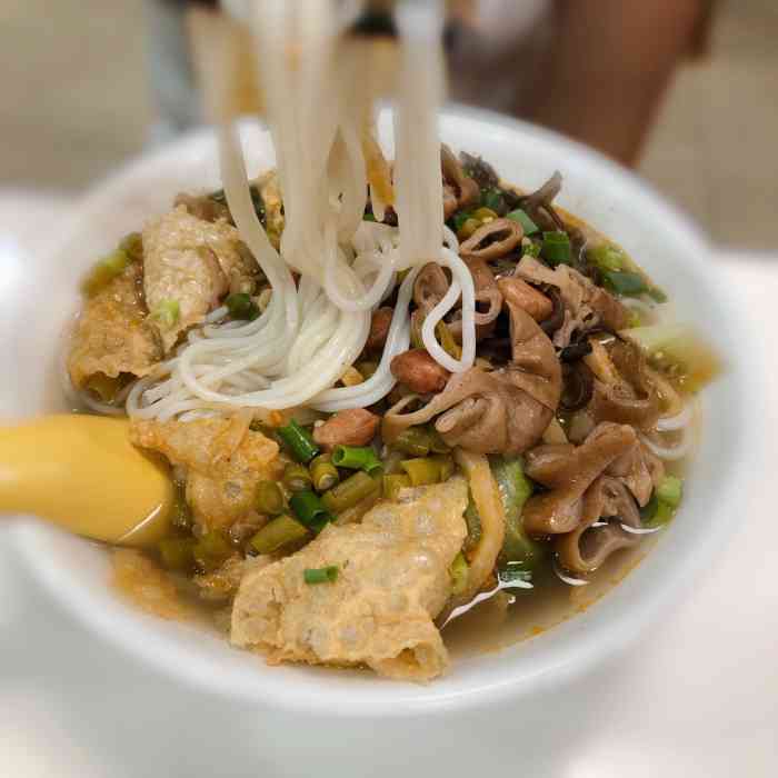 军元柳州螺蛳粉(吉莲店)-"第一次来这里吃螺蛳粉.跟我在其他地方吃的.