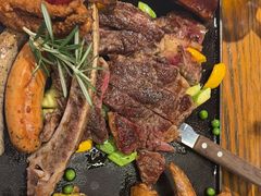 长柄战斧牛排海陆拼盘-1886德国汽车餐厅(外滩中央店)