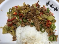 脆黄瓜炒肉盖码饭-易裕和·长沙米粉(竹塘西路店)