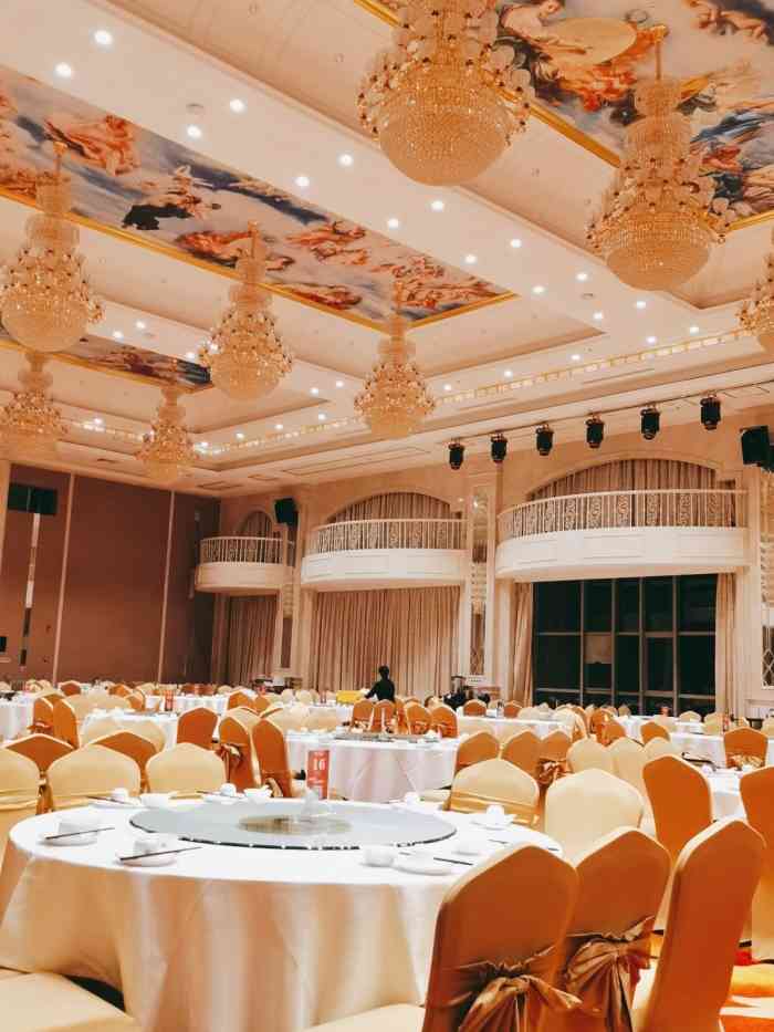 南粤春宴会庄园中餐厅-"得闲饮茶～ [薄荷]环境: 大堂还挺宽.