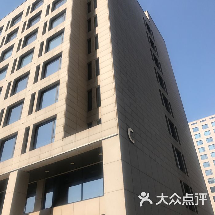 华腾世纪总部公园停车场