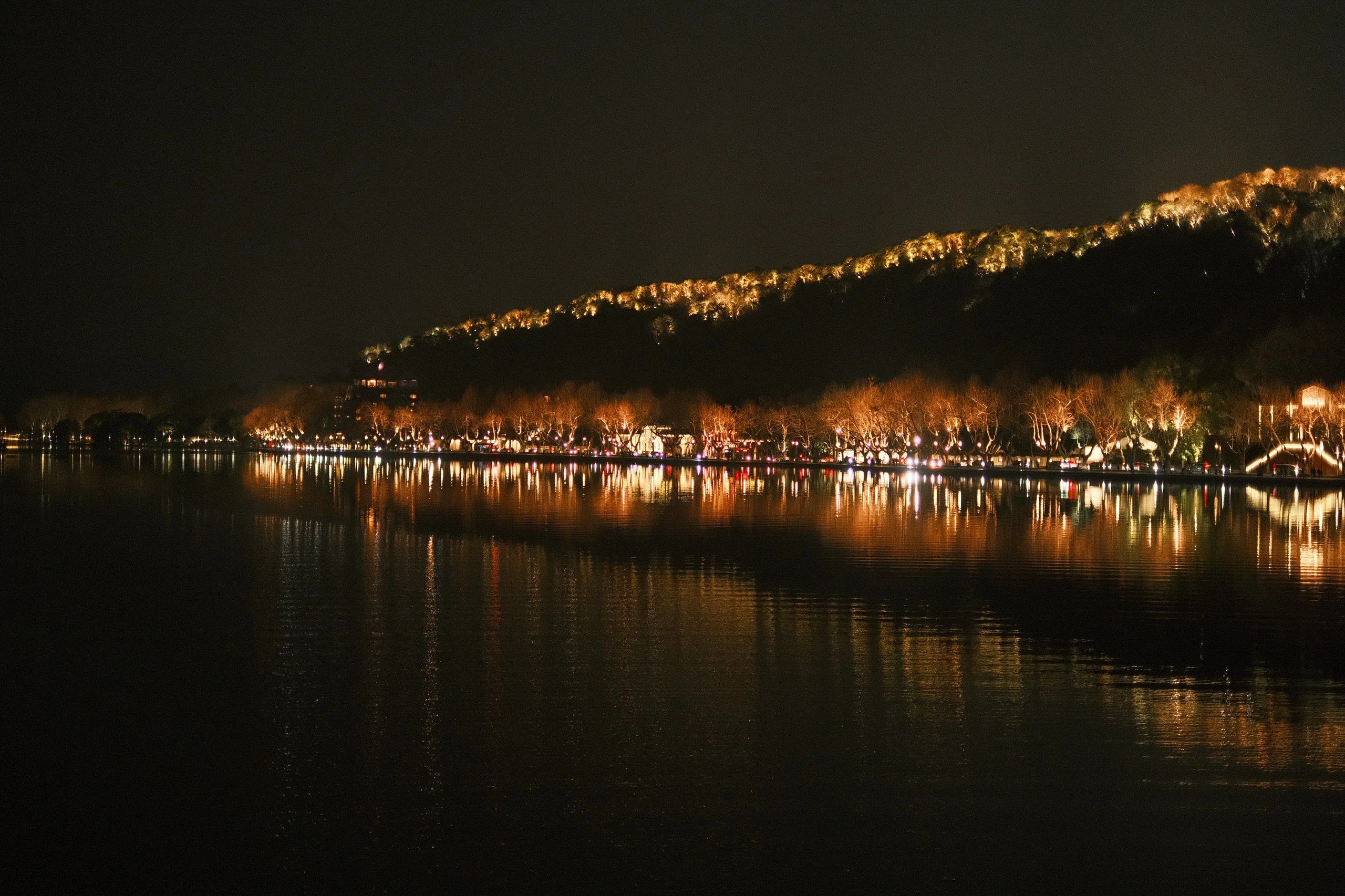 夜晚的西湖,灯火阑珊水中影,美景如画