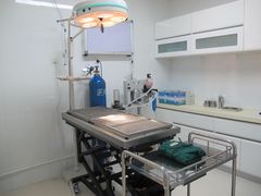宽敞整洁的手术室-全心全意连锁动物医院(加州店)