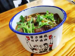 特色红烧牛肉面-胖胖板凳面