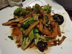 西兰花炒杂菌-95号酱骨·一块豆腐(展春园西路店)