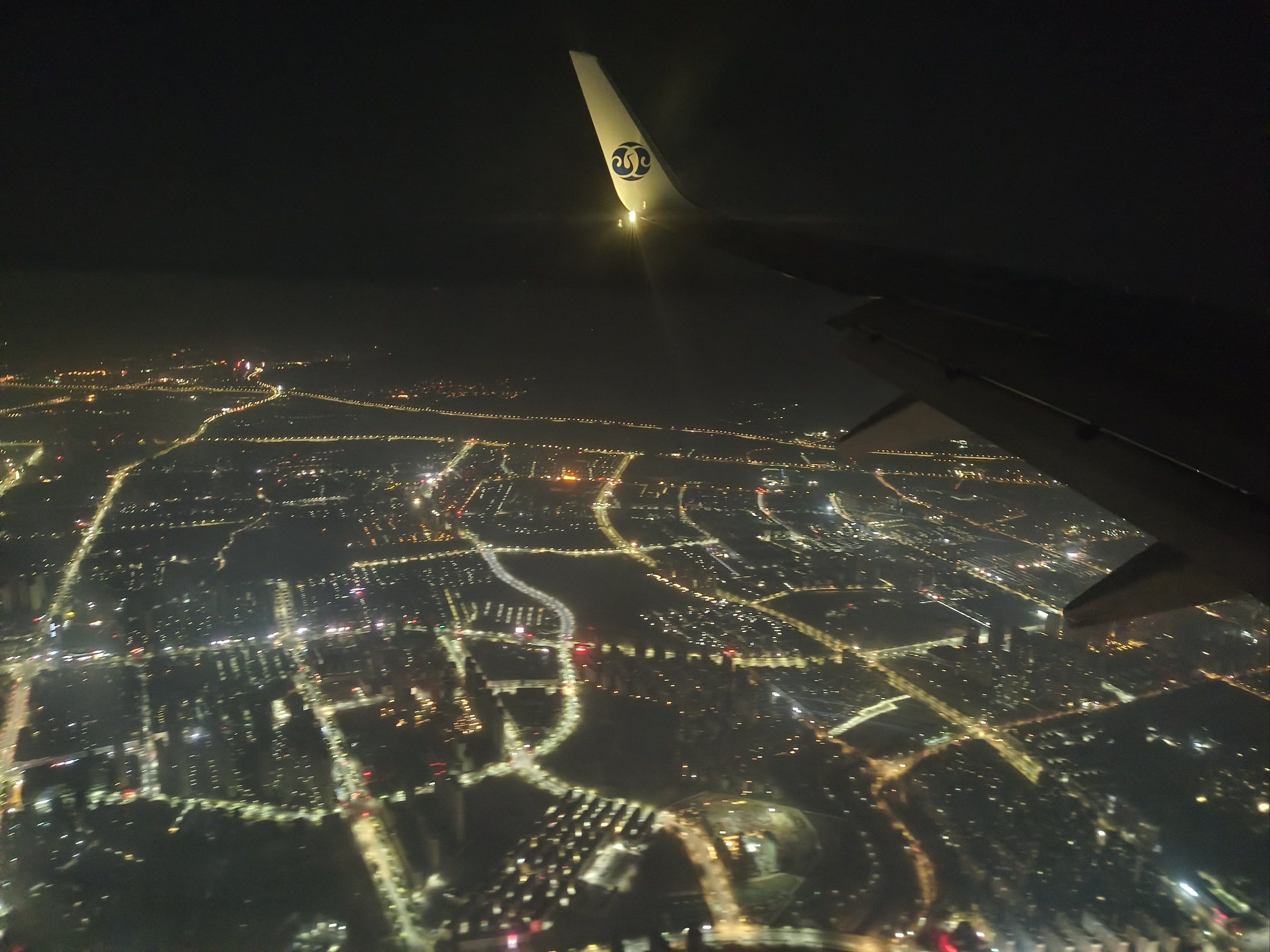 今年寒假回家在昌北机场下到飞机,感觉昌北机场有点破破烂烂的,很想