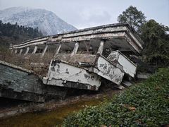 -四川汶川特大地震漩口中学遗址