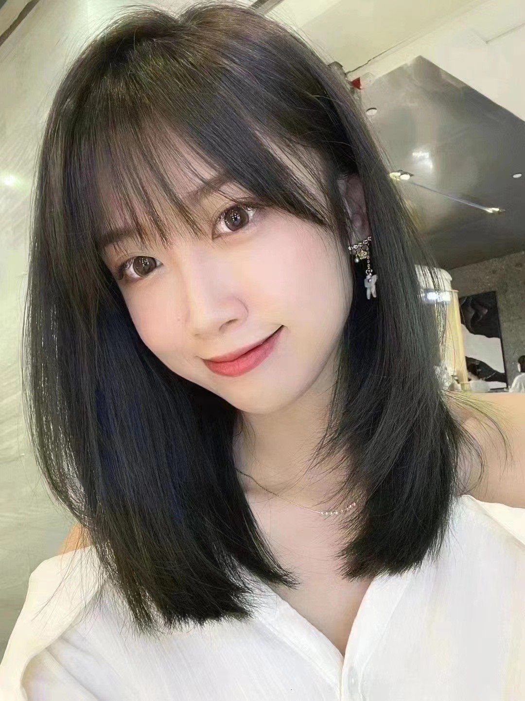 八字刘海碎发是一种时尚的发型,通常给人一