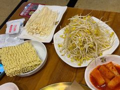 -喇喇排骨火锅·传统韩式脊骨汤(望京西园总店)