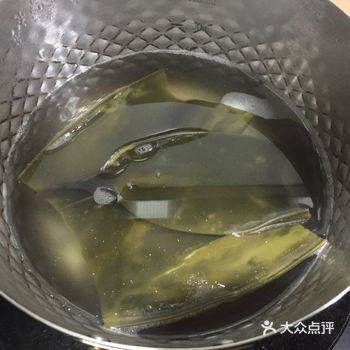材料（二人份）：昆布10克，木鱼花20克，圆白萝卜1