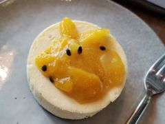 柠檬芝士蛋糕配芒果百香果酱-Wagas(凤凰汇店)